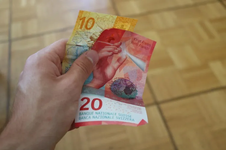 Qué moneda se utiliza en Suiza y cómo evitar costos innecesarios