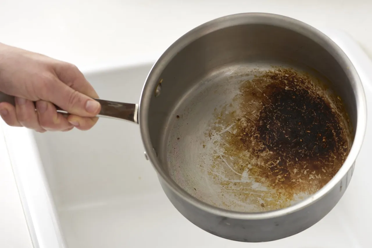 Przypalony garnek emaliowany? Uratuj go bezpiecznie krok po kroku.