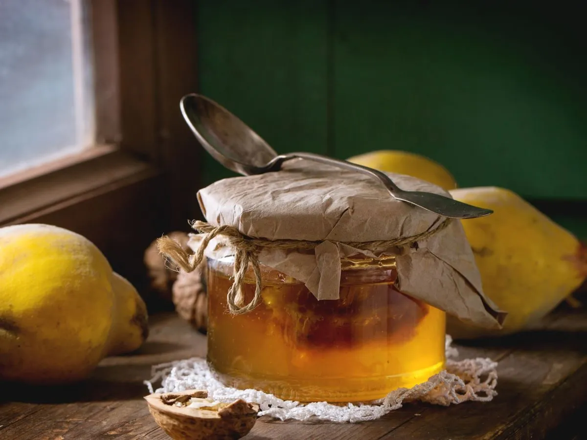 Jak zrobić syrop z pigwy do herbaty, który zachwyci smakiem i zdrowiem