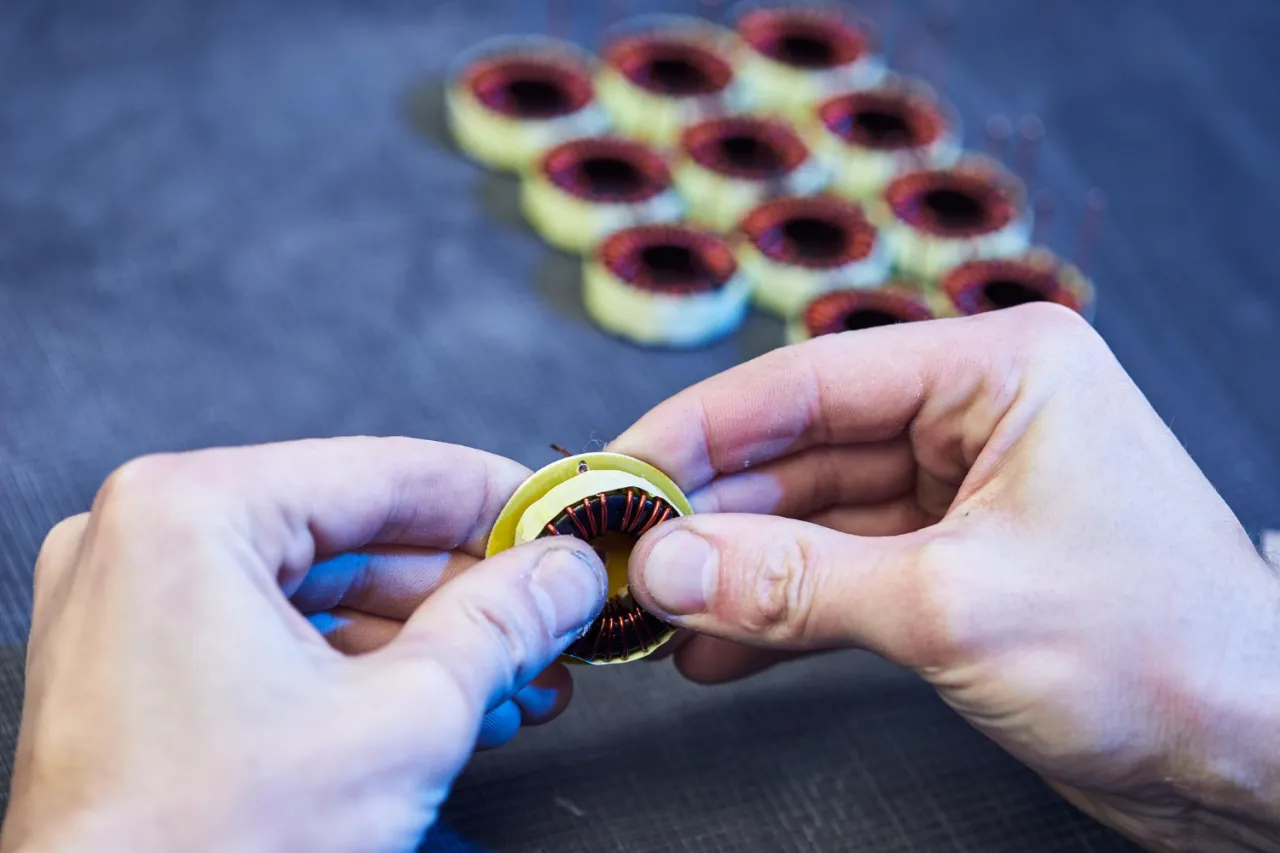 Jak zrobić elektromagnes z gwoździa? Prosty poradnik DIY