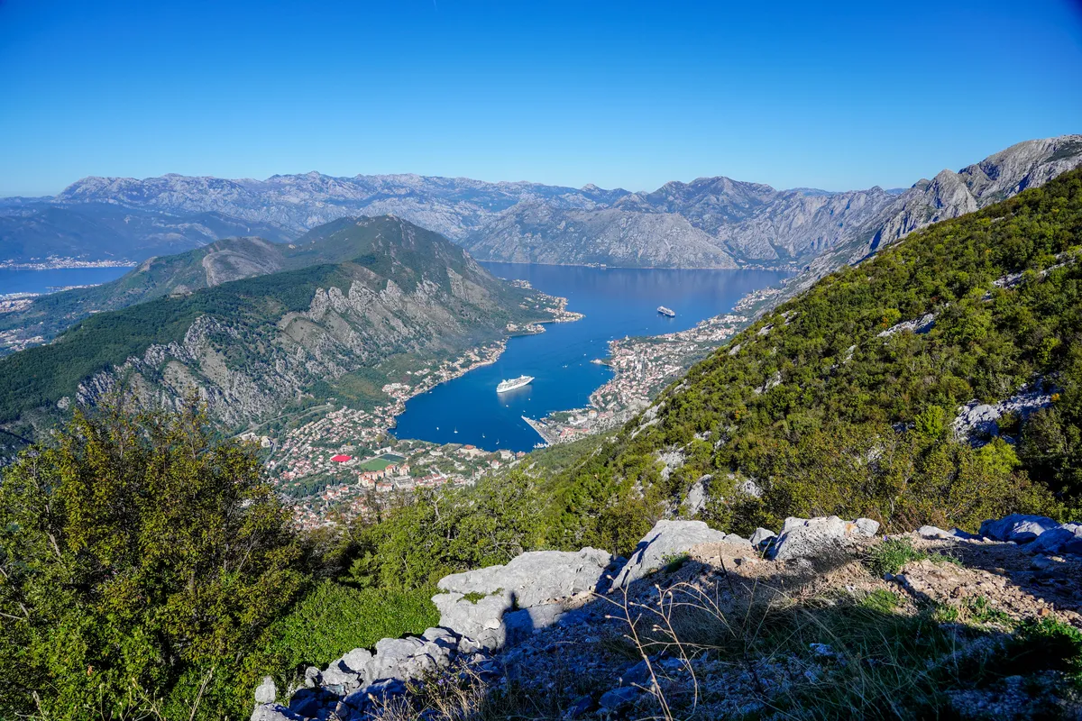 Gdzie nocleg w drodze do Czarnogóry? Tanie i bezpieczne opcje podróży