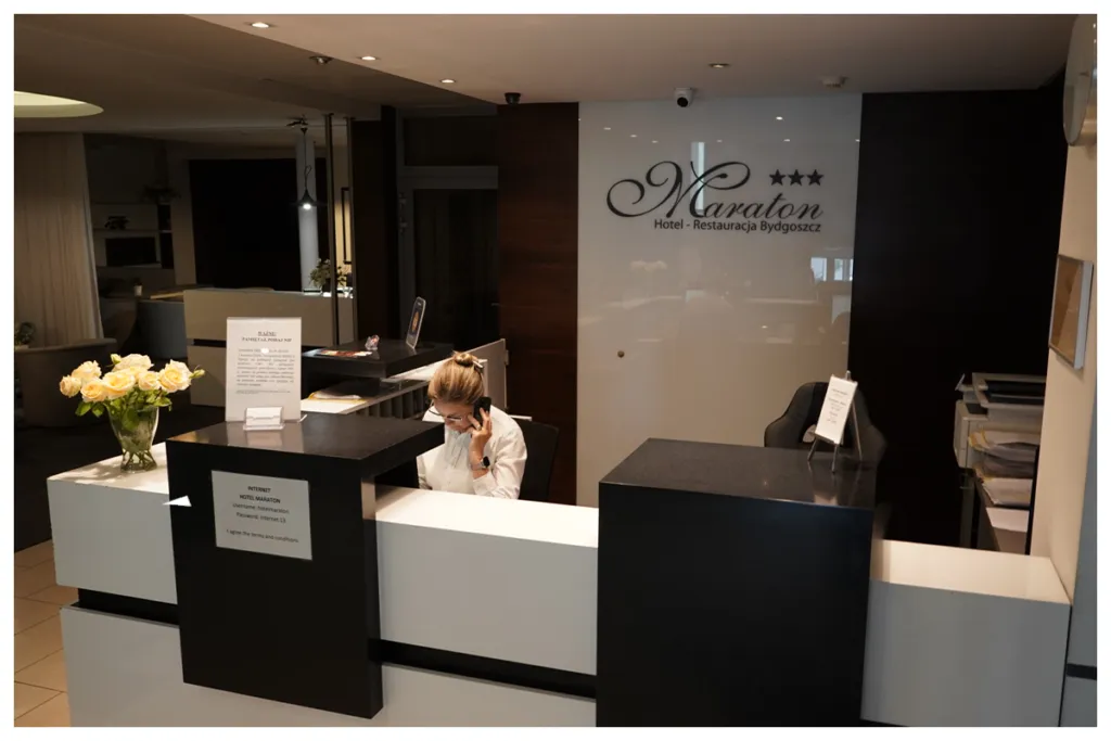 Jak zostawić pokój w hotelu bez stresu i z szacunkiem dla personelu