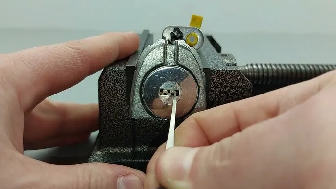 Jak bezpiecznie usunąć złamany kluczyk ze stacyjki samochodu - poradnik krok po kroku