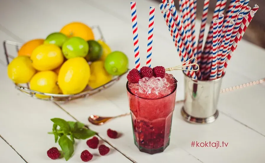 Orzeźwiające przepisy na malinowy drink, które zachwycą każdego
