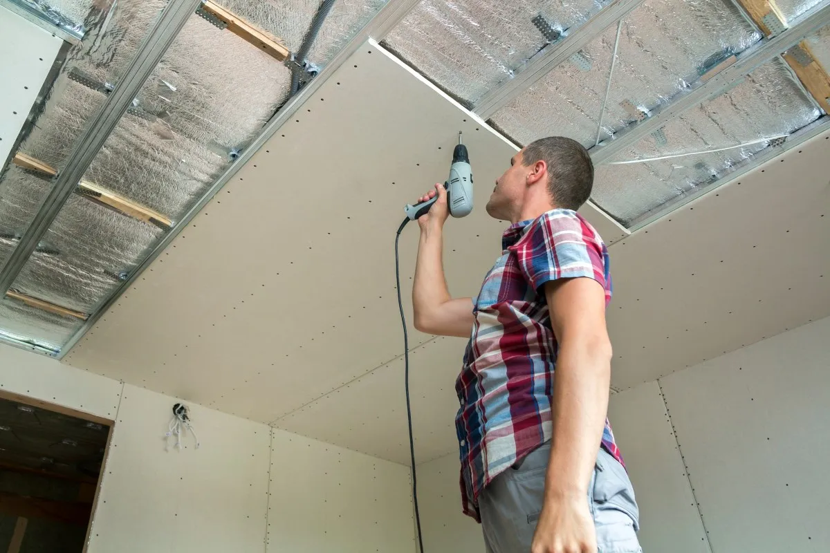 Jak wyciszyć sufit w bloku i skutecznie zredukować hałas