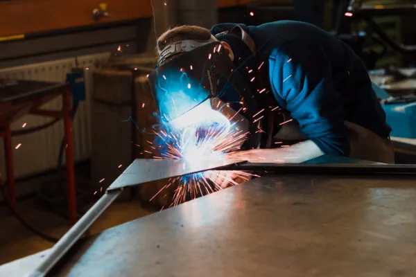 Ile zarabia spawacz w Austrii? Sprawdź, co wpływa na wynagrodzenie