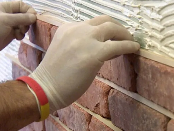 Jak układać cegłę dekoracyjną z fugą, aby uniknąć błędów i uzyskać estetyczny efekt