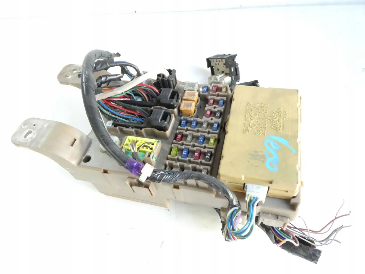 Gdzie są bezpieczniki Toyota Corolla E12? Znajdź je łatwo i szybko