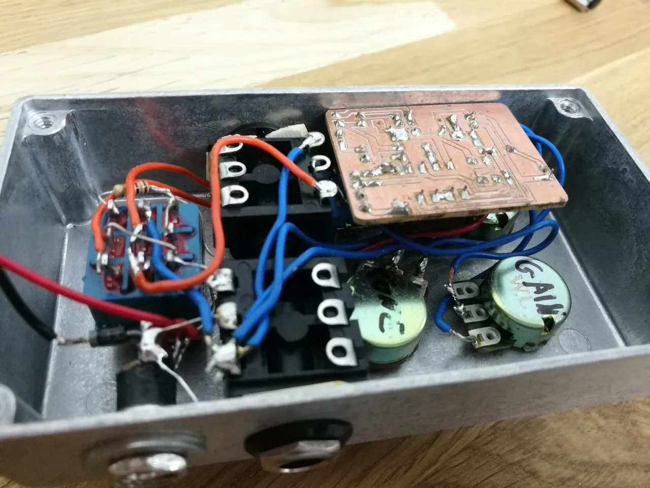 Efekty gitarowe DIY: Stwórz unikalne brzmienie bez wydawania fortuny