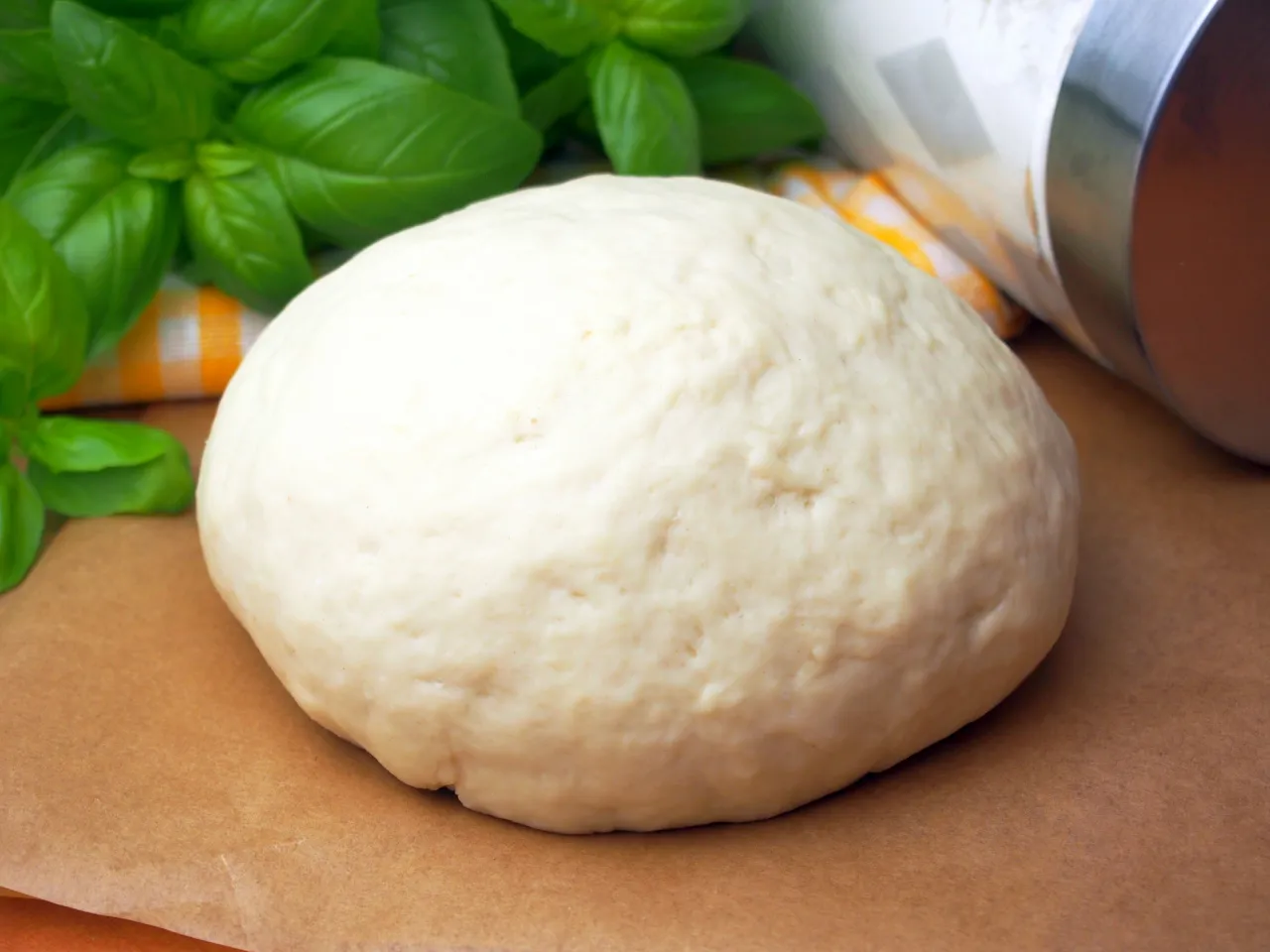 Szybkie ciasto na pizzę bez wyrastania - idealne na każdą okazję