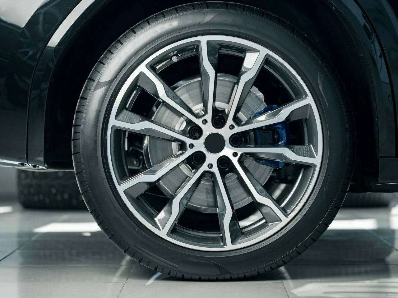 Piaskowanie felg aluminiowych: Ryzyko, bezpieczne alternatywy i koszty