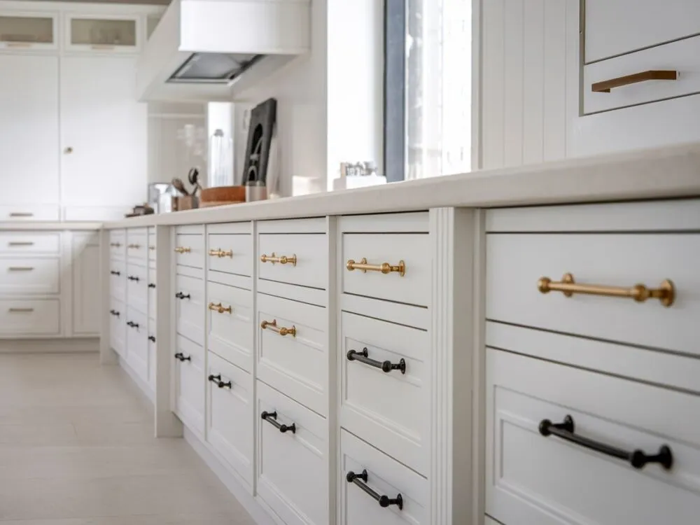 Jakie uchwyty do mebli drewnianych wybrać, by uniknąć błędów?