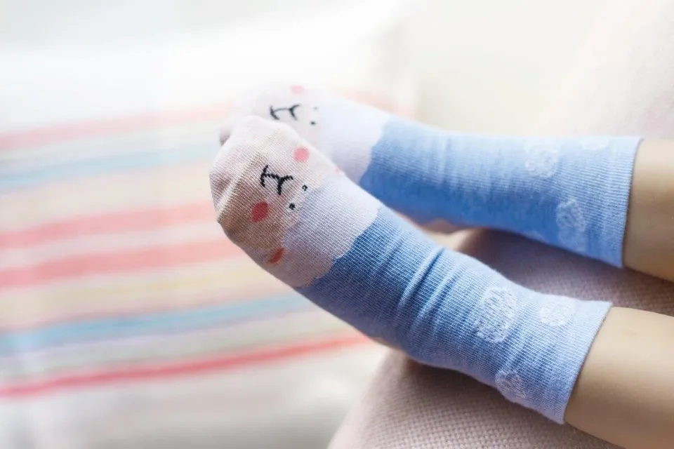 Rozmiar skarpetki 13 15 na jaki wiek? Odpowiedź, która zaskoczy rodziców