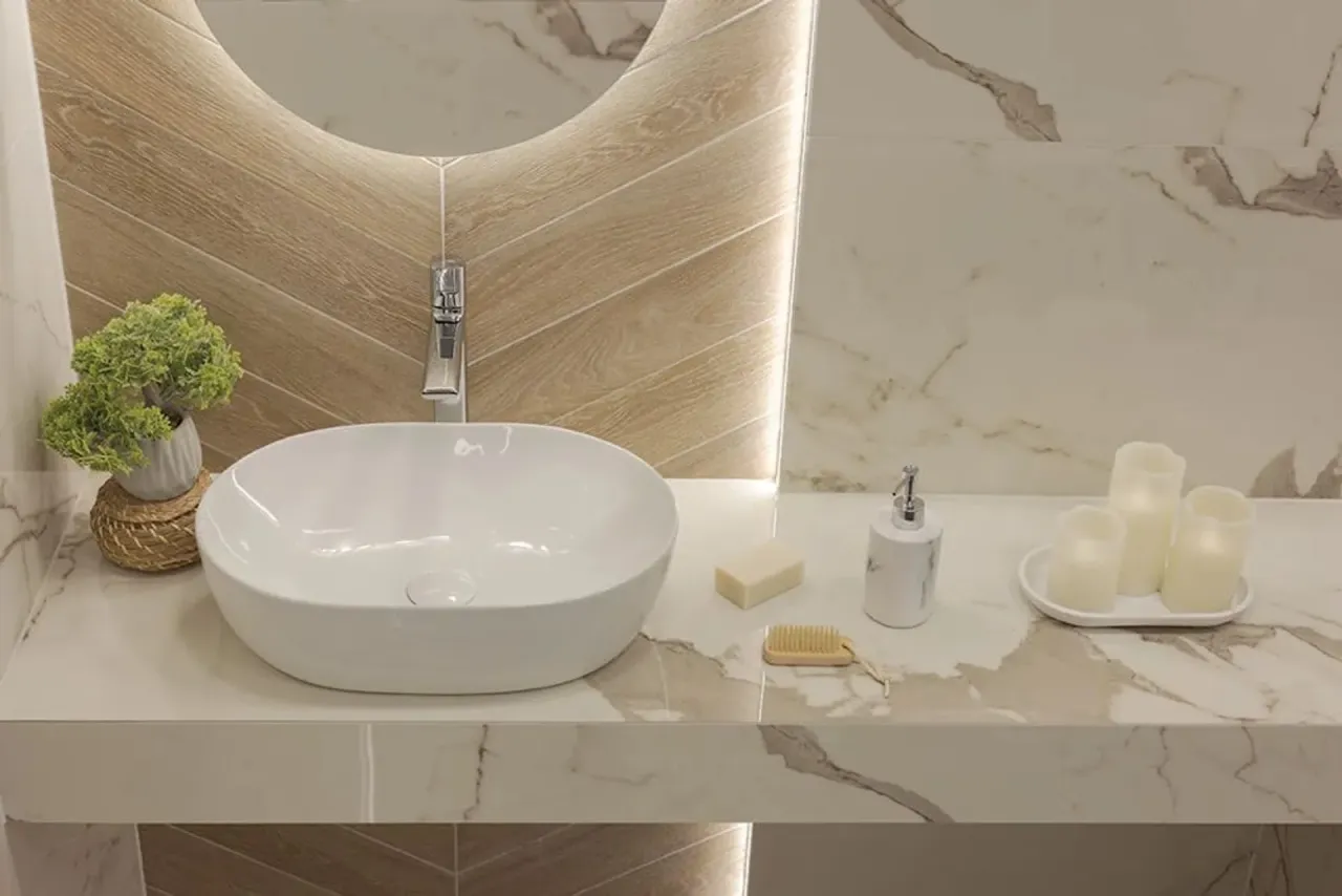 Na jakiej wysokości blat pod umywalkę nablatową, aby zapewnić komfort?