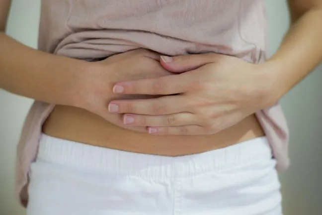 Jelita po lewej stronie brzucha: przyczyny bólu i niepokojące objawy