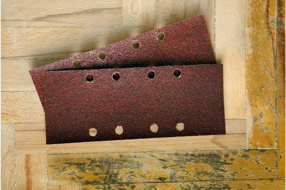 Jaki papier ścierny do mebli? Wybierz idealny do szlifowania drewna