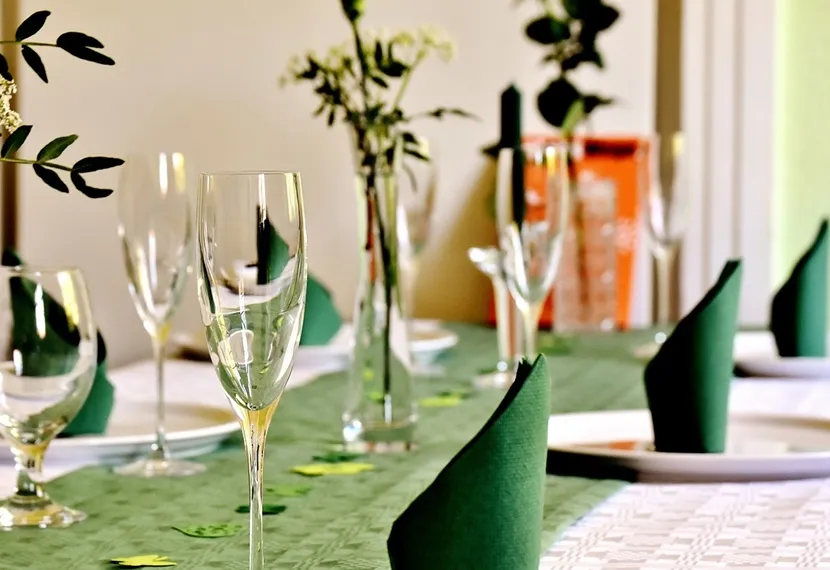 Jak kłaść serwetki na stole, aby zachwycić gości elegancją