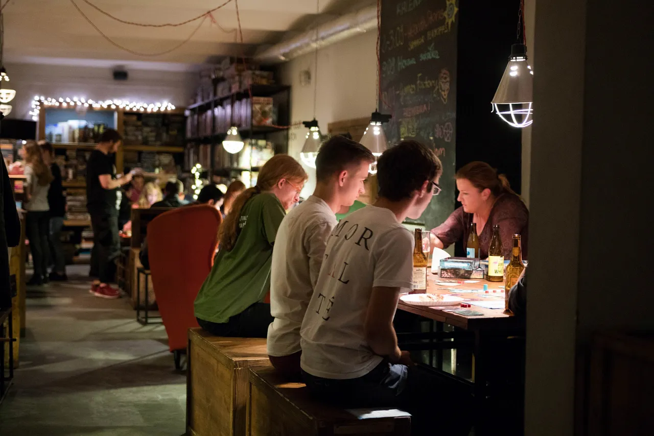 Najlepsze bary z grami planszowymi w Krakowie - gdzie zagrać i bawić się