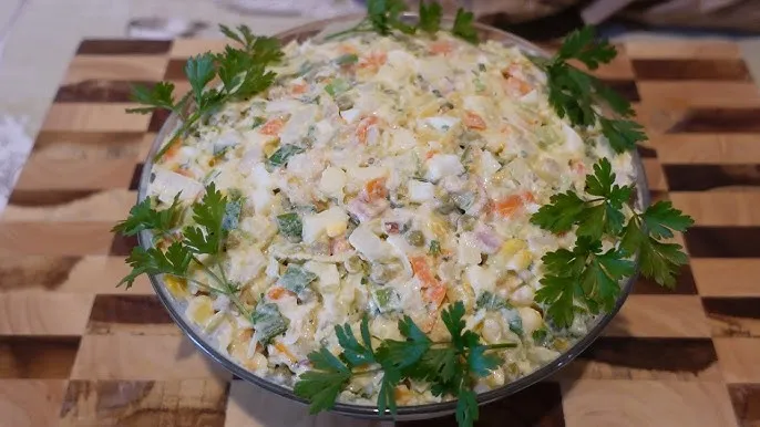 Jak przystroić sałatkę jarzynową: 10 kreatywnych technik i trików