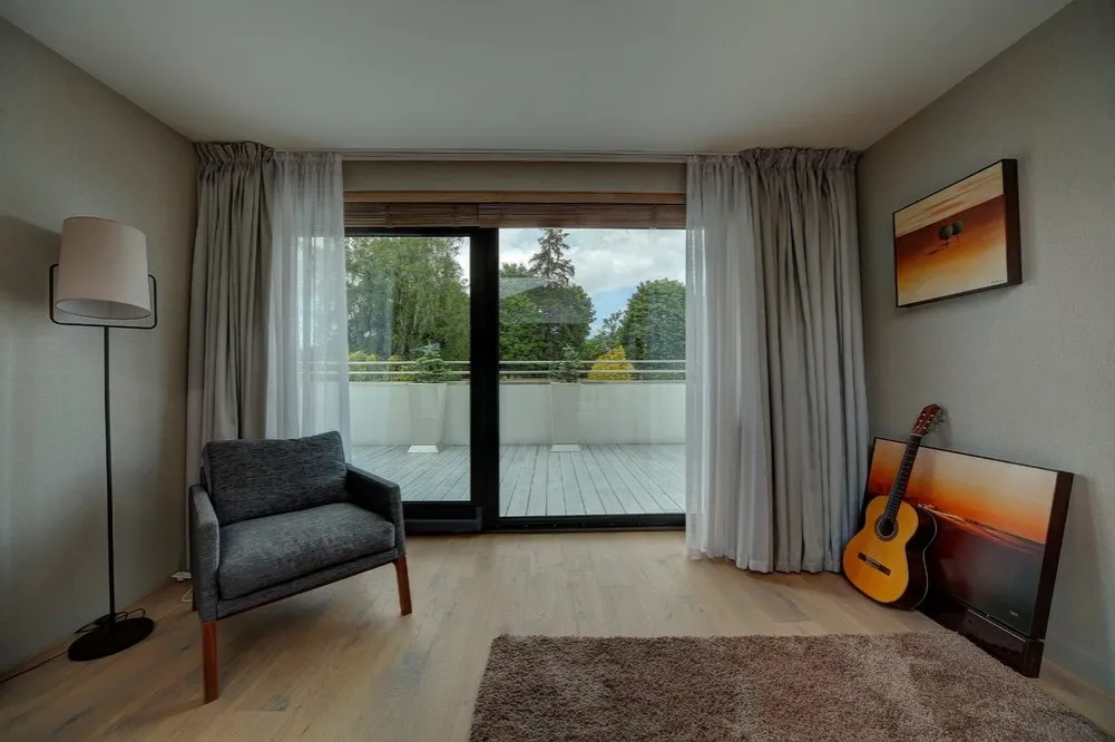 Białe czy kolorowe okna - które wybór przynosi więcej korzyści?