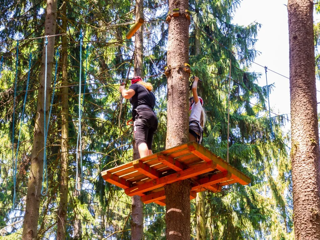 Park linowy Ciechocinek - emocjonujące trasy i atrakcje dla każdego