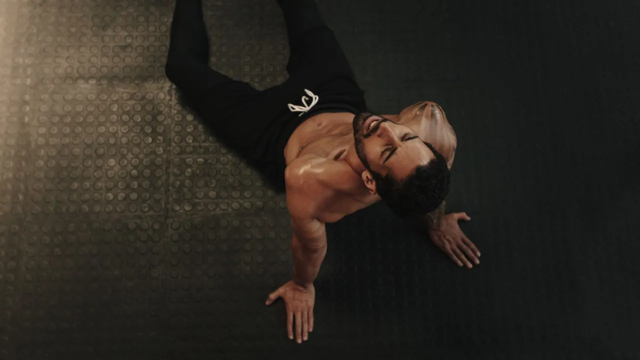 Deload: Co to jest? Jak zaplanować i przeprowadzić skutecznie?