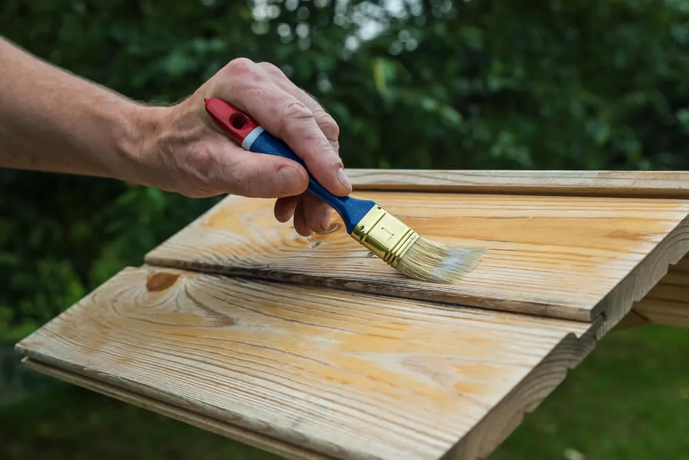 Jak impregnować drewno do łazienki, aby uniknąć zniszczeń i wilgoci