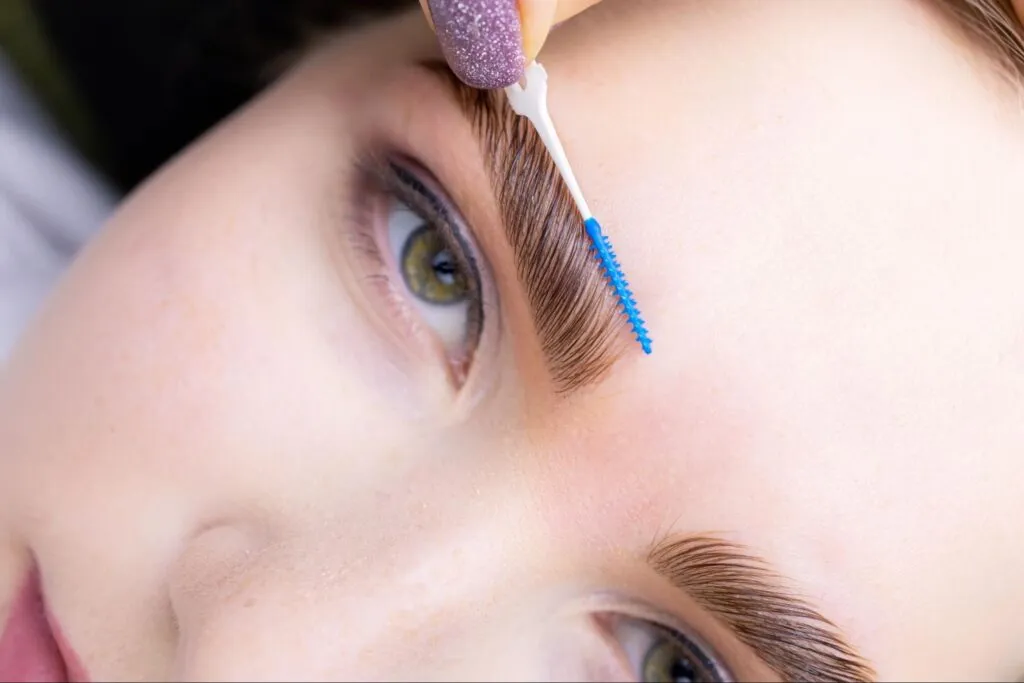 Kiedy smarować brwi po makijażu permanentnym, aby uniknąć problemów?