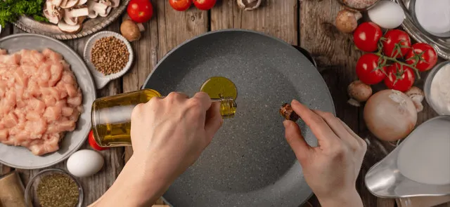 Czy na oliwie z oliwek można piec? Odkryj zalety i pułapki