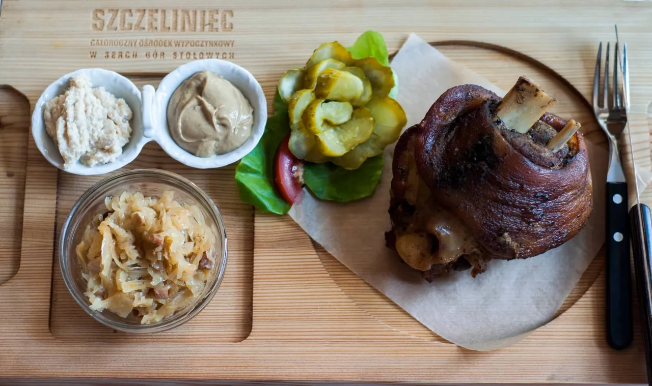 Gdzie zjeść w Karłowie? Odkryj najlepsze lokale blisko Szczelińca