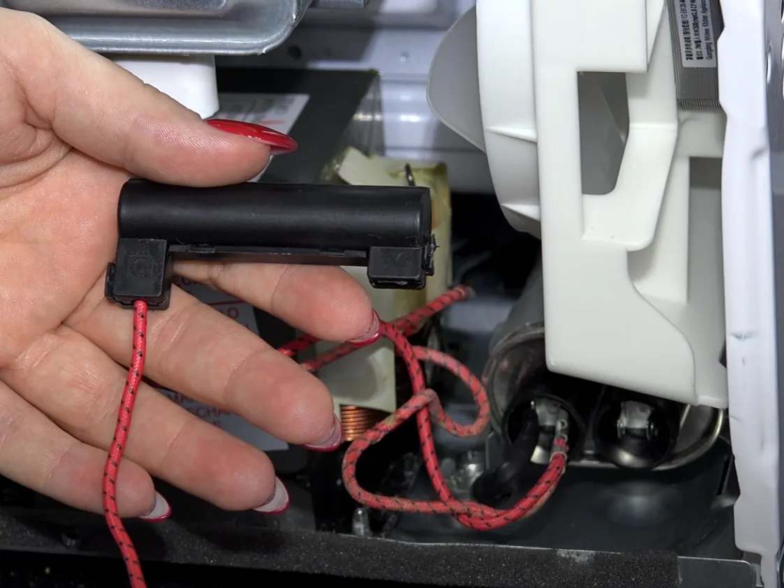 Gdzie jest bezpiecznik w piekarniku Beko? Znajdź go szybko i łatwo