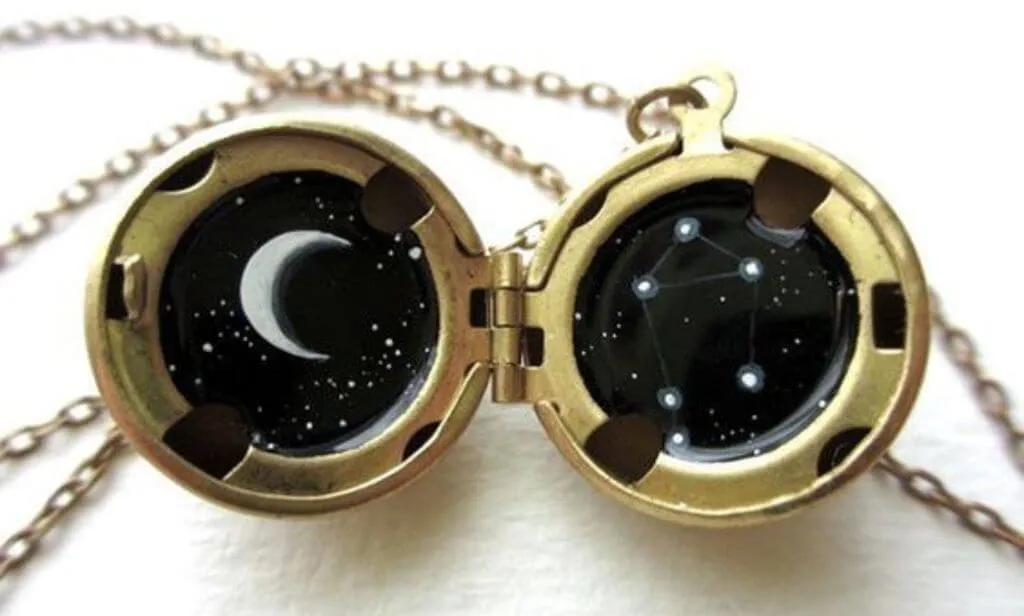 Wisiorek księżyc znaczenie: odkryj jego symbolikę i moc talizmanu