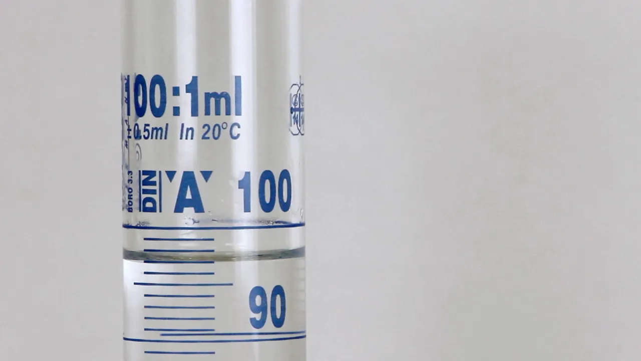 Na czym polega zjawisko kontrakcji i jak wpływa na roztwory?