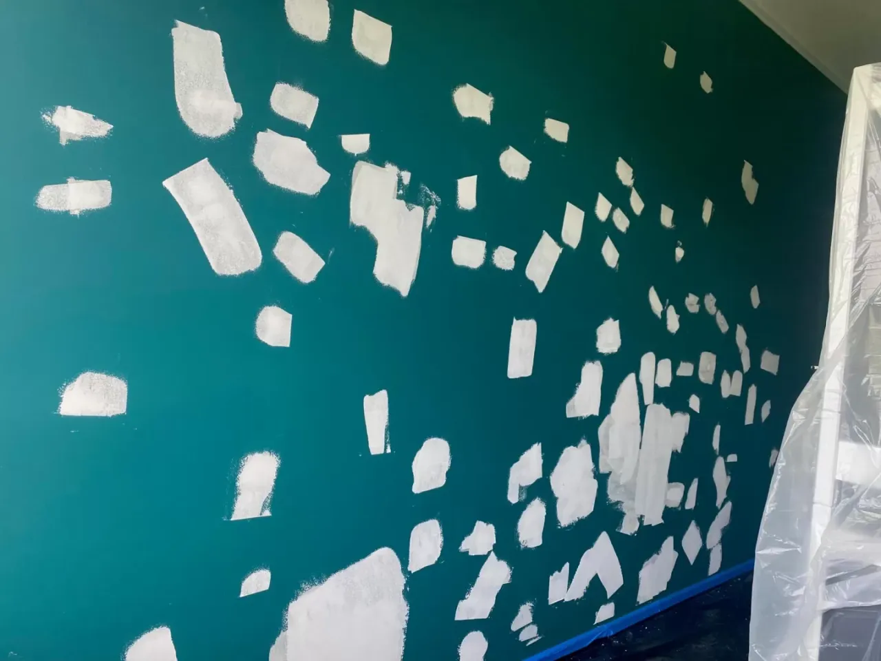 Ile kosztuje pomalowanie mieszkania 50 m2? Sprawdź, co wpływa na cenę