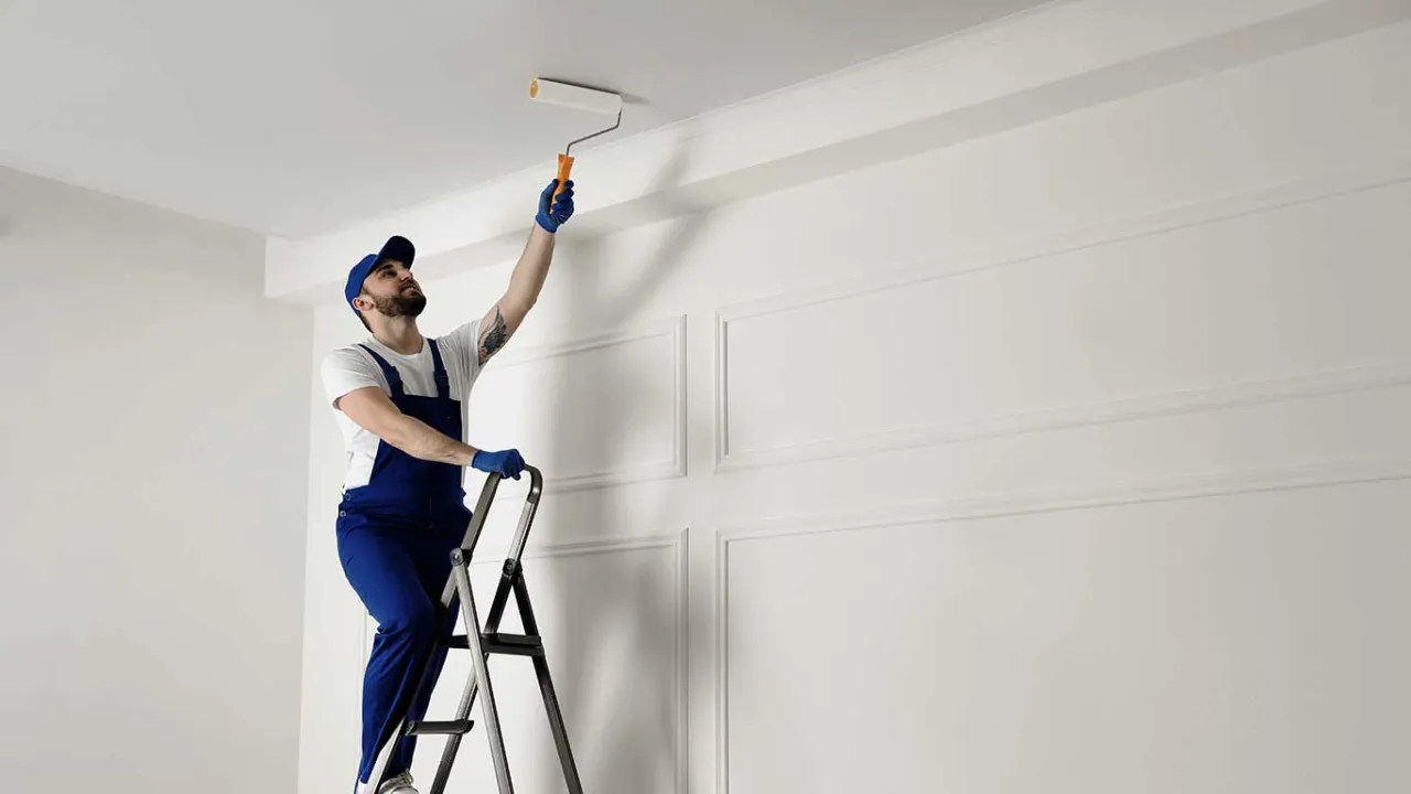 Czy gruntować sufit przed malowaniem? Poznaj kluczowe zalety i koszty