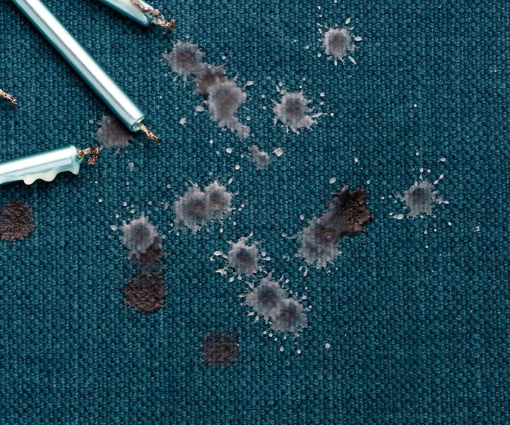 Jak usunąć wosk z krzesła? Skuteczne metody na trudne plamy