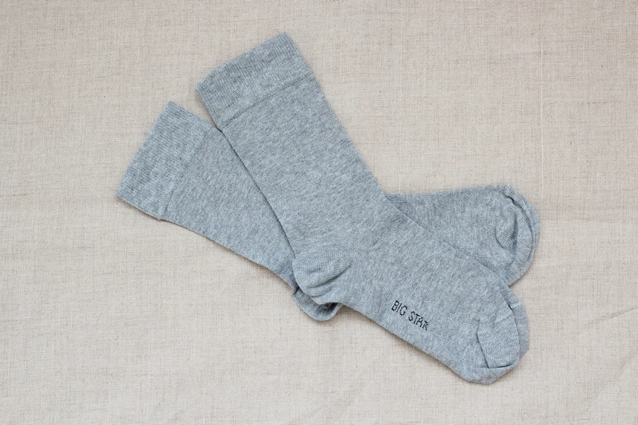 Jakie skarpetki żeby nie śmierdziały – wybierz najlepsze materiały