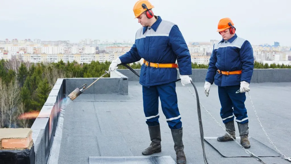 Ile kosztuje remont dachu płaskiego? Sprawdź ceny materiałów i robocizny.