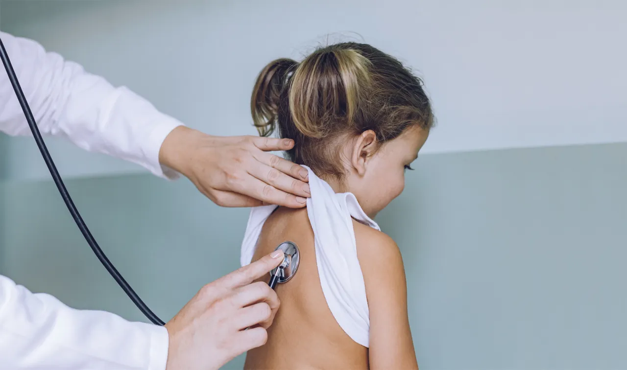 Kiedy do pulmonologa z dzieckiem? Objawy, które nie można zignorować