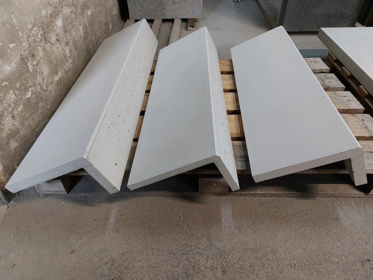 Jak zamontować okładziny betonowe na schodach: 5 prostych kroków