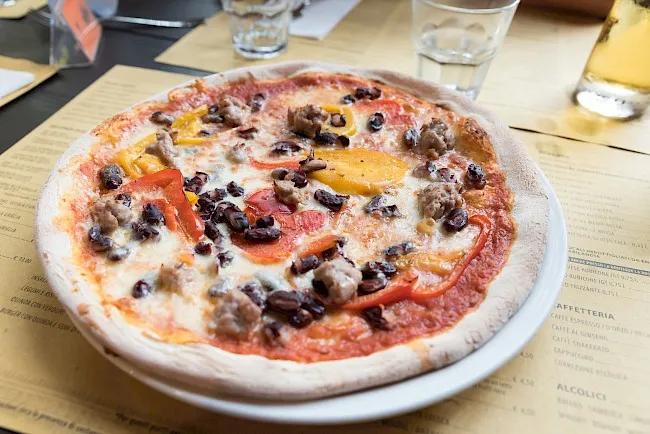 Ile kalorii ma mała pizza? Szczegółowy spis wartości odżywczych