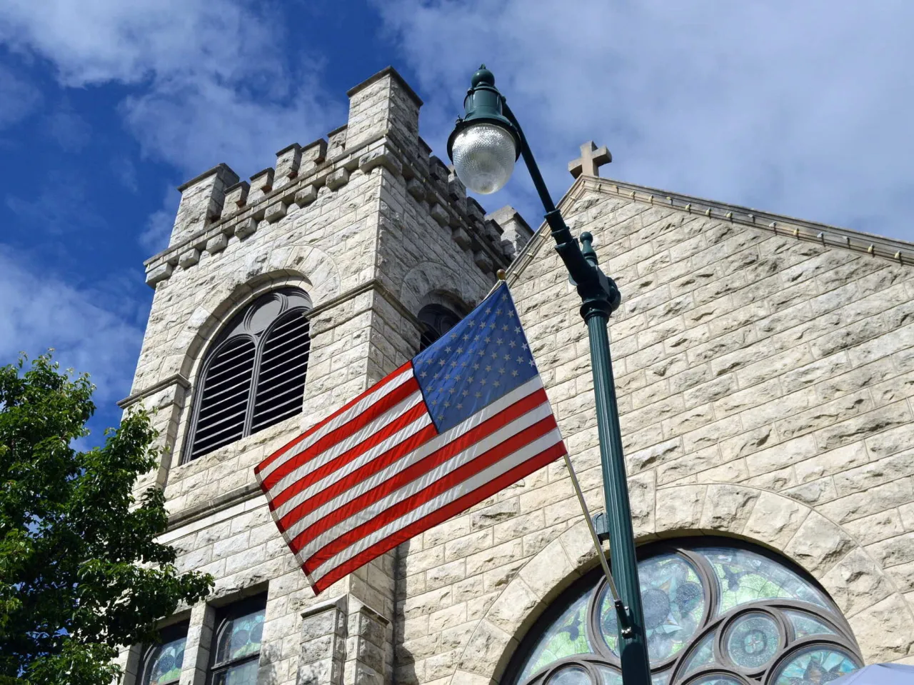 Jaka wiara w USA? Odkryj różnorodność religii i ich wpływ