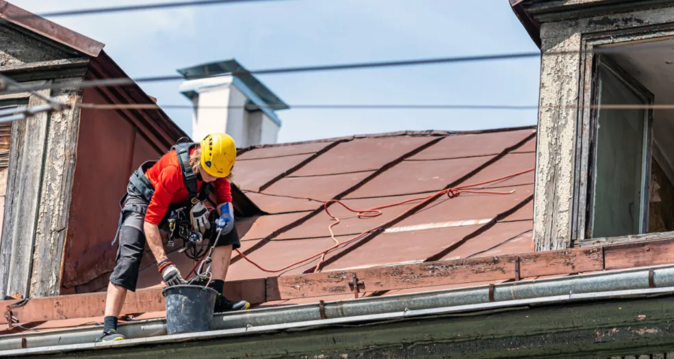 Jak często czyścić rynny PCV i wymieniać haki? Praktyczne porady i wskazówki