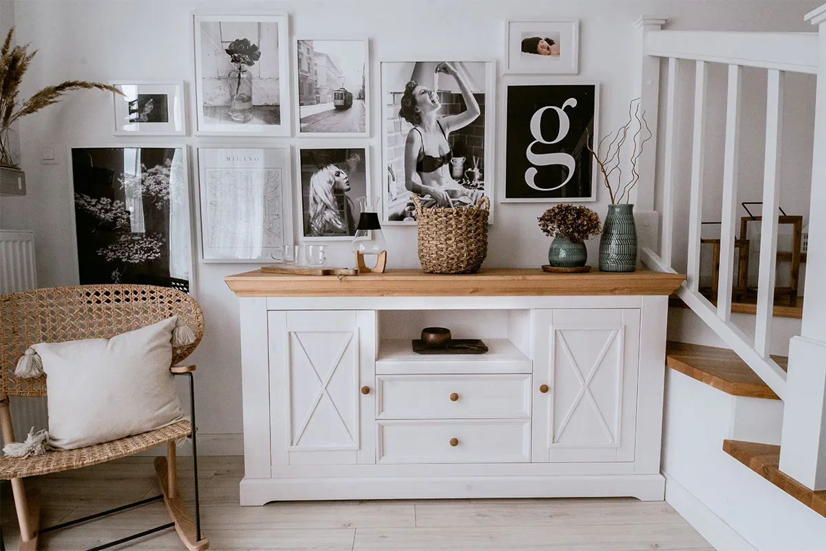 Jak zaaranżować ścianę w salonie, by uniknąć nudnych wnętrz?