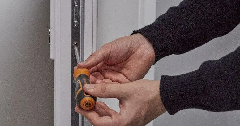 Jak wymienić wkładkę w drzwiach – proste kroki, które ułatwią zadanie