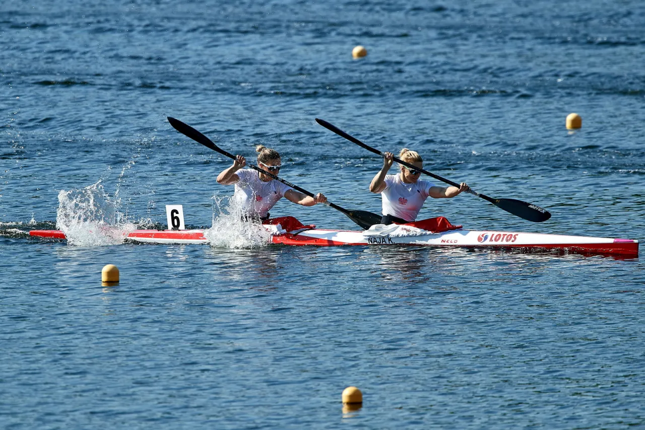 Kajakarstwo sportowe: Odkryj emocje i korzyści zdrowotne tej dyscypliny
