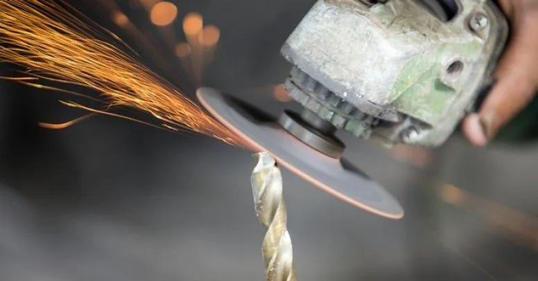 Jak prawidłowo naostrzyć wiertło i uniknąć błędów podczas ostrzenia