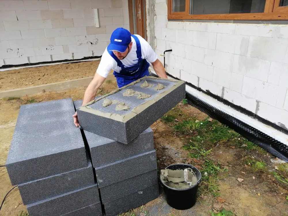 Czym przykleić styropian do ściany, aby uniknąć największych błędów?