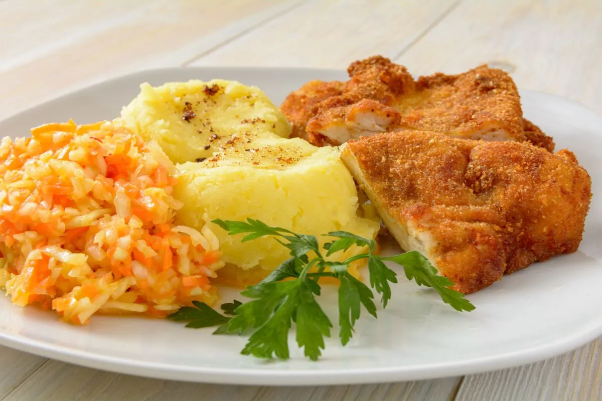 Jaka surówka do schabowego? Odkryj najlepsze smaki na talerzu