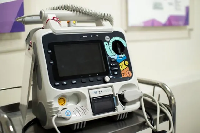 Kiedy użyć defibrylatora? Kluczowe informacje, które mogą uratować życie